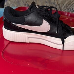 Nike women’s  Black and White Sneakers